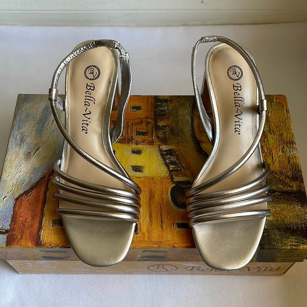 Bella Vita Women’s Zariah Heeled Champagne Leather Sandals Size 5M. New in box.